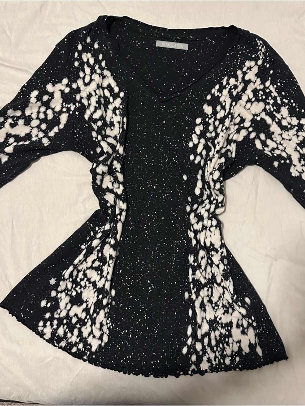 CLOSET SALE 🛍️
Black Long Sleeve Tee - Women's Stylish Split-Dye Top